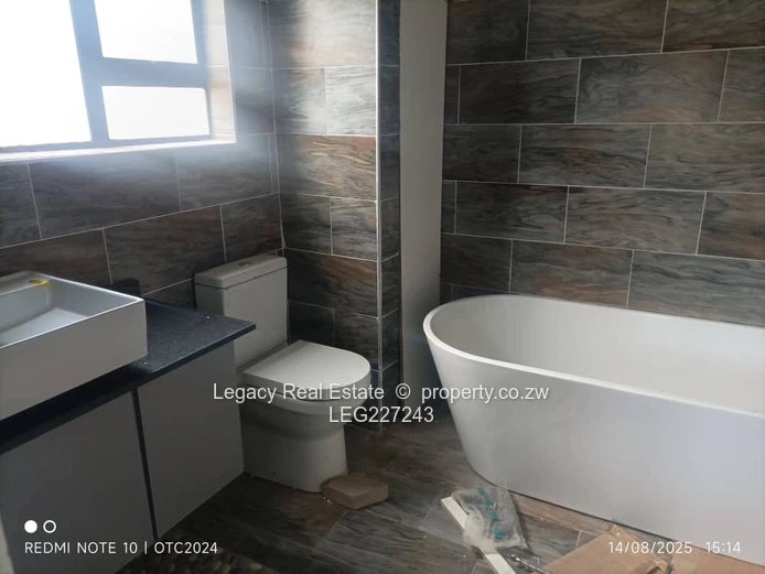 Glen Lorne 3-Bed Garden Flat with Balcony & Paved Yard