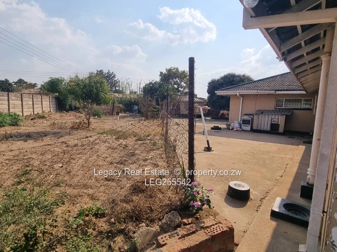 Palm-lined 5-Bed Home on 3000m² in Marimba — Borehole