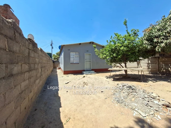 Chitungwiza 2-Bed Tiled House with Garden & Verandah