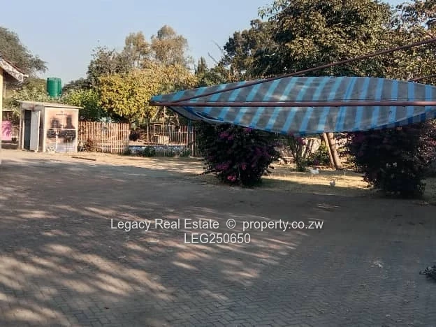 Emerald Hill: 4-Bed Family Home, Disused Pool & Borehole on 2000m²