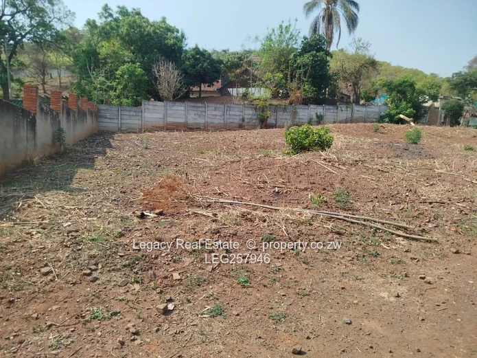 1,820 m² Walled Stand with a 5bedCottage, Westwood — Tarred Road, Water, ZESA & Sewer
