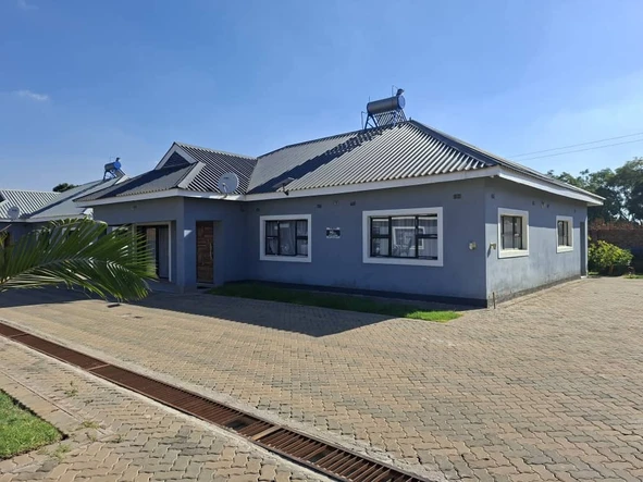 3 Bedroom Flat & Apartment