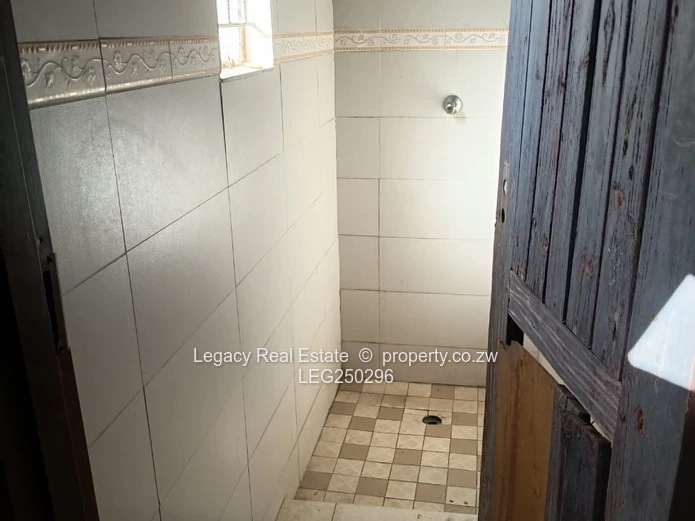 6-Bed, 1-Bath Home in Chitungwiza with Tiled Lounge