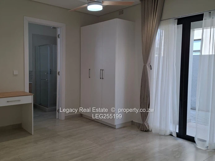 Stylish 3-Bed Garden Flat Greendale with Shade Carport & En-Suite