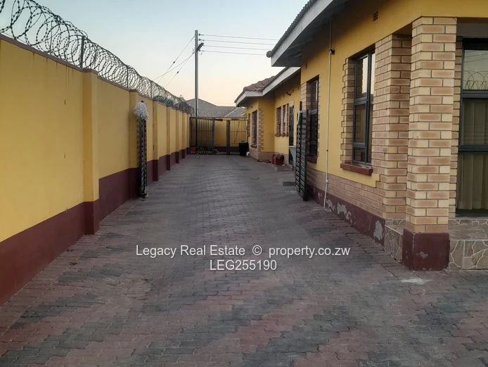 4-Bed Mabvazuva Townhouse with Borehole & Modern Kitchen (Sole Mandate)