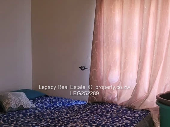 Secure Zimre Park 2-Bed: Fitted Kitchen & Bright Lounge