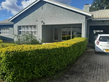 Spacious 3-Bed Bluff Hill Flat with Borehole Water