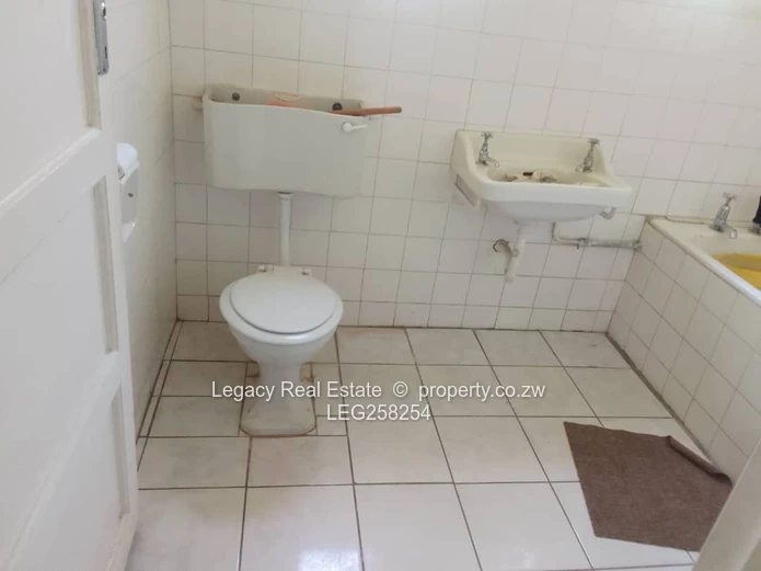 Spacious 4051m² Hatfield Stand — House on Tarred Road