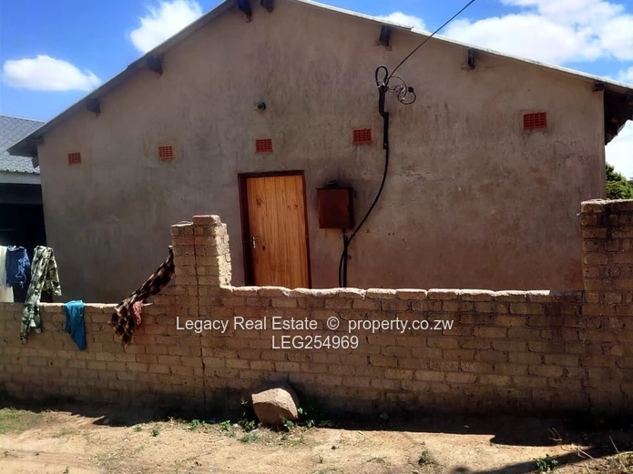 Manyame Park 4-Bed Walled Home with Arched Verandah