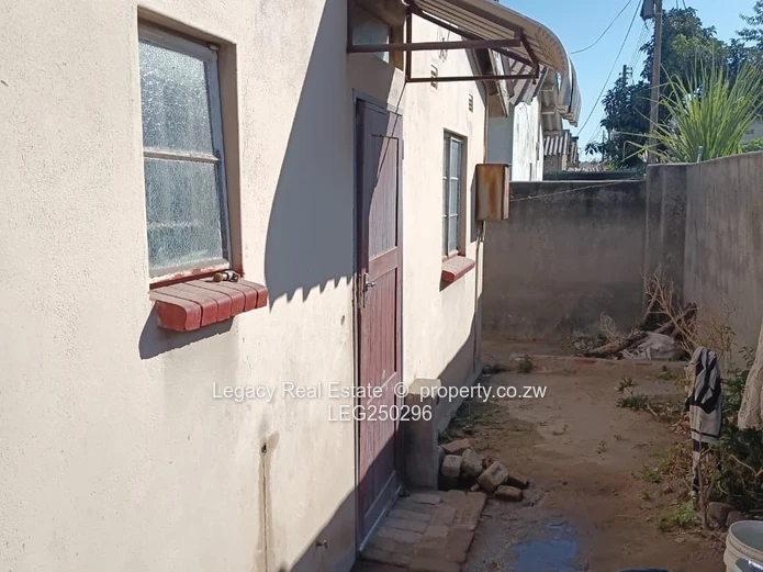 6-Bed, 1-Bath Home in Chitungwiza with Tiled Lounge