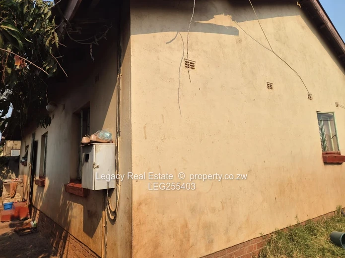 4-Bed Walled Home in Hatcliffe - Secure, Paved Yard
