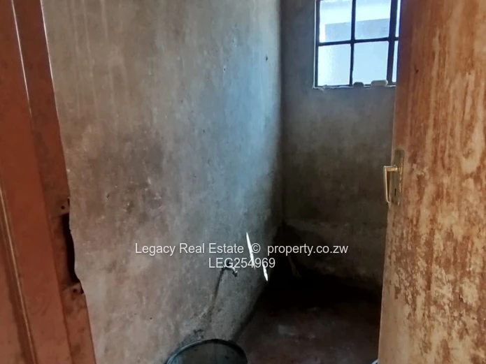 Manyame Park 4-Bed Walled Home with Arched Verandah