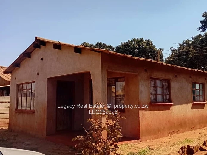 5-Bed Kuwadzana House - Main Road, Garden & Verandah