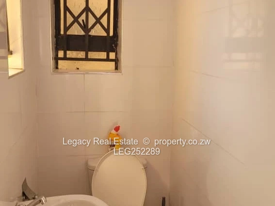 Secure Zimre Park 2-Bed: Fitted Kitchen & Bright Lounge
