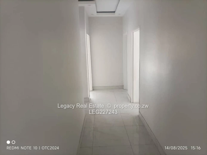 Glen Lorne 3-Bed Garden Flat with Balcony & Paved Yard