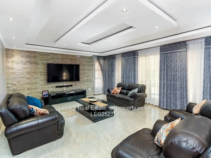 Strathaven 4-Bed Home 340m² - Pool, Borehole & Solar