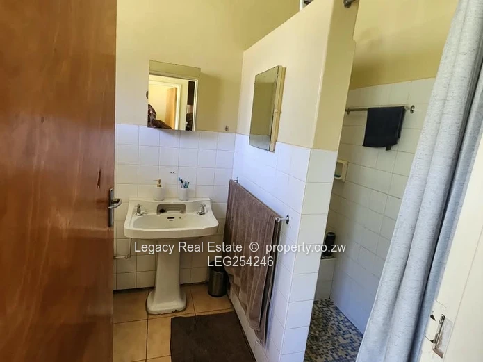 3-Bed Strathaven Rental: Veranda, Fireplace & Garden