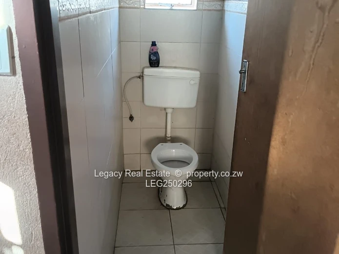 6-Bed, 1-Bath Home in Chitungwiza with Tiled Lounge