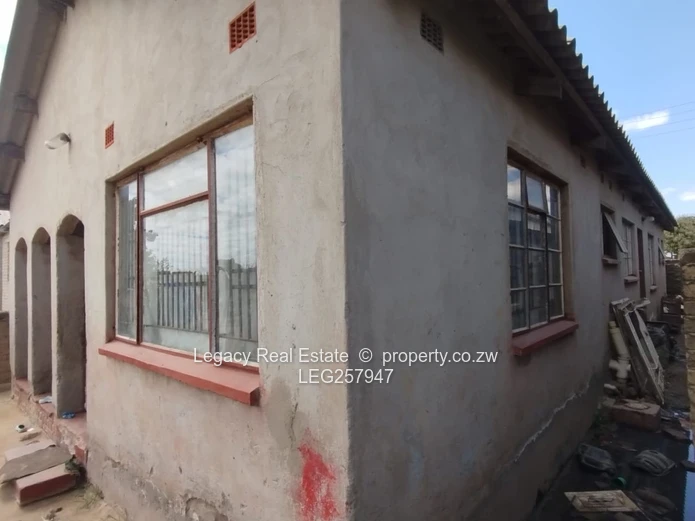 4-Bed Walled Home with Verandah & Garden — Manyame Park