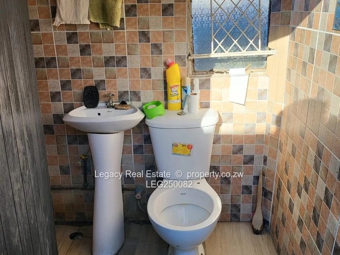 Houghton Park 4-Bed Home with Flatlet, Fitted Kitchen & Garden