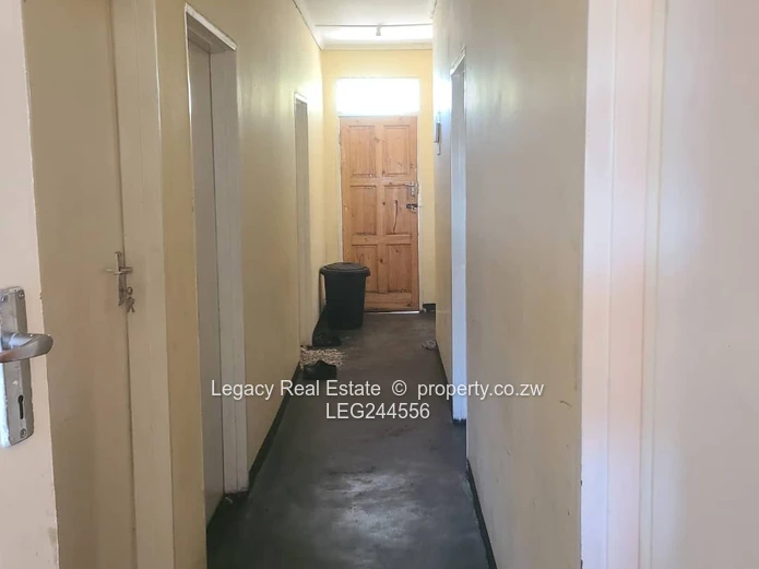 Walled 5-Bed Home in Chitungwiza - Tiled Verandah & En-Suite