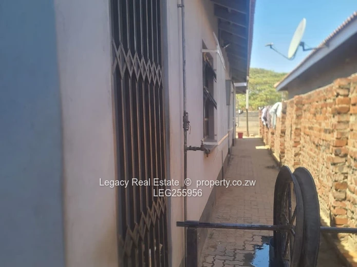 Renovated Budiriro 4BR with Borehole & Garage