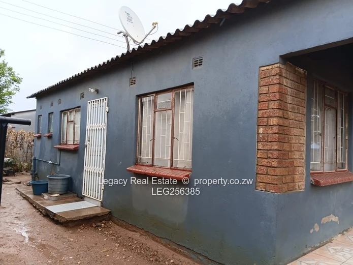 5-Bed Townhouse Complex in Mbizo with Verandah & Garden