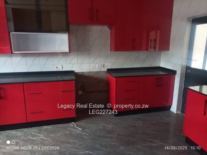 Glen Lorne 3-Bed Garden Flat with Balcony & Paved Yard