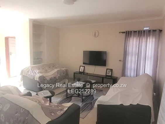 Secure Zimre Park 2-Bed: Fitted Kitchen & Bright Lounge