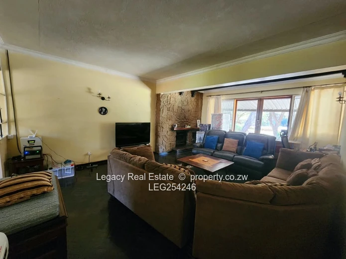 3-Bed Strathaven Rental: Veranda, Fireplace & Garden