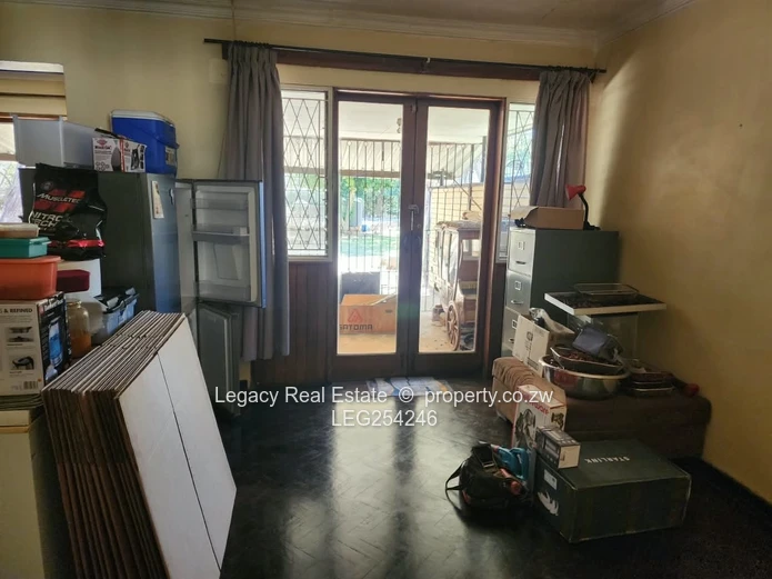 3-Bed Strathaven Rental: Veranda, Fireplace & Garden