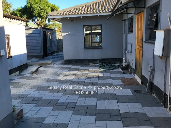 Houghton Park 4-Bed Home with Flatlet, Fitted Kitchen & Garden