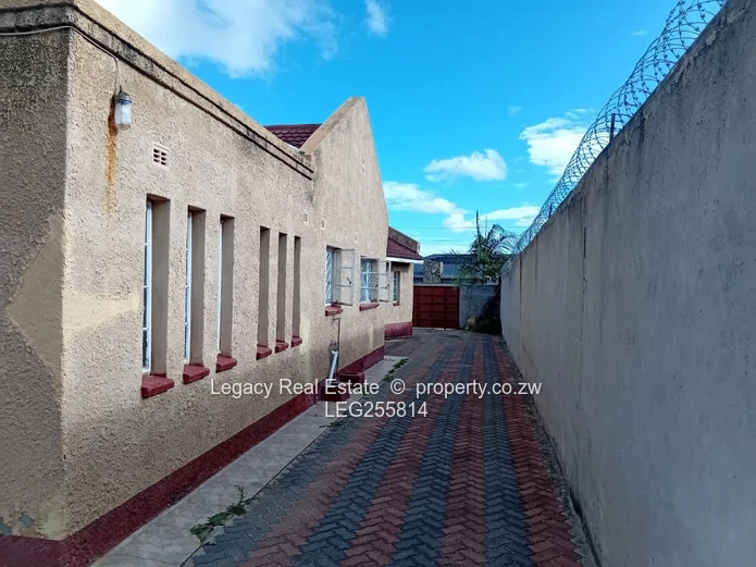 4-Bed Zimre Park House — Fitted Kitchen, Garden & Garage