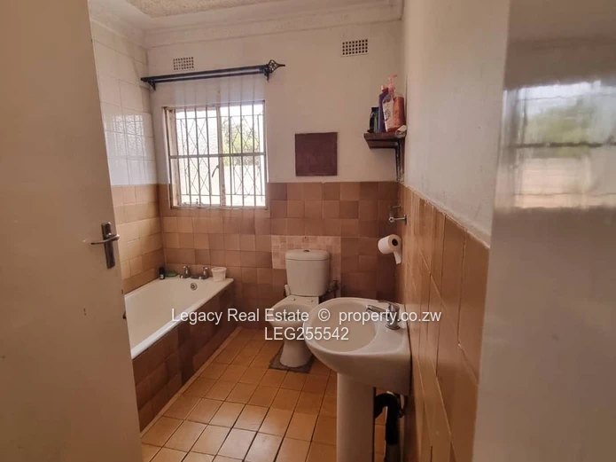Palm-lined 5-Bed Home on 3000m² in Marimba — Borehole