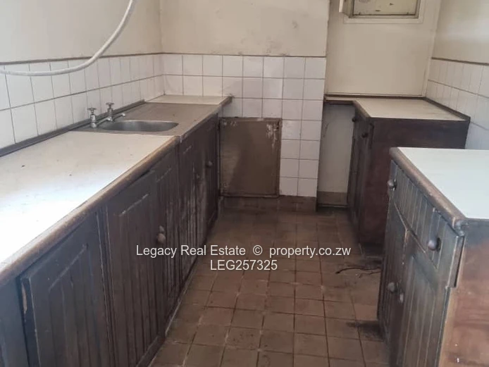 Avenues CBD 2-Bed Flat — Balcony, Parking & Fitted Kitchen