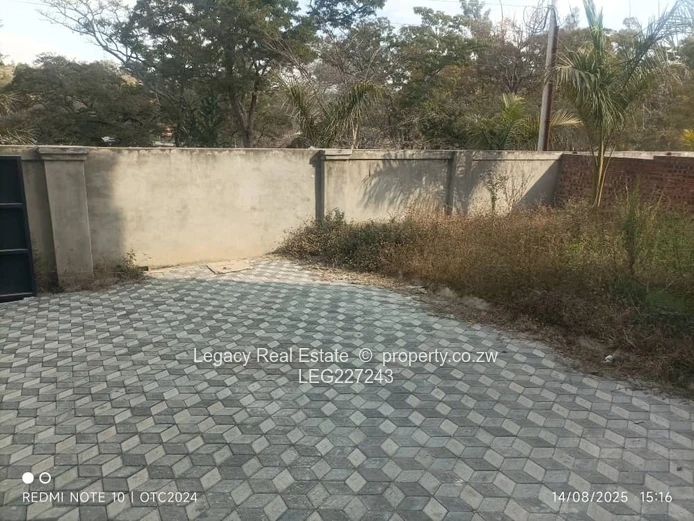 Glen Lorne 3-Bed Garden Flat with Balcony & Paved Yard