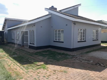 Prime Commercial Space in Dawnview Park with Borehole