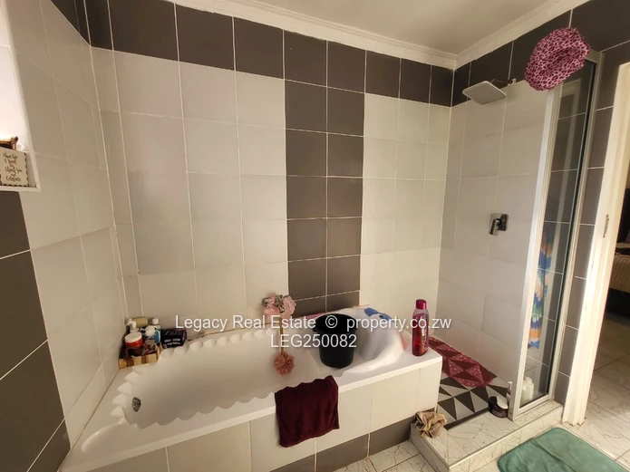 Houghton Park 4-Bed Home with Flatlet, Fitted Kitchen & Garden