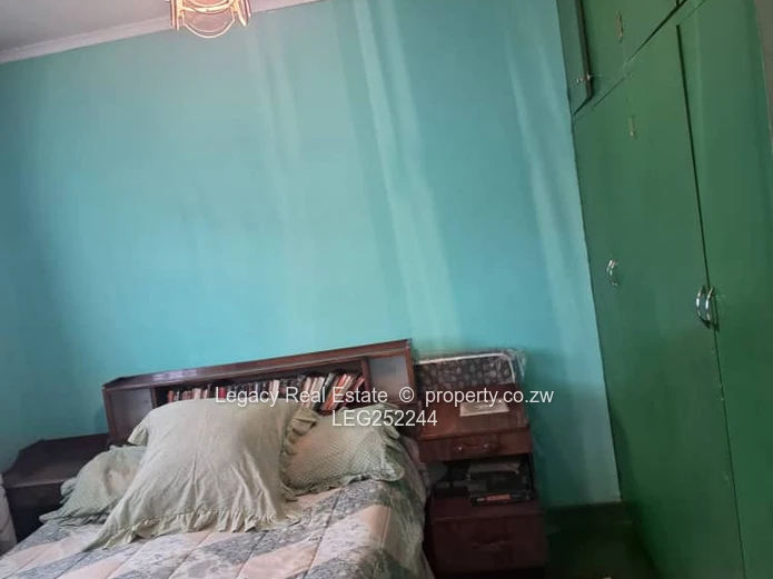4-Bed Home with Borehole on 4000m² in Waterfalls