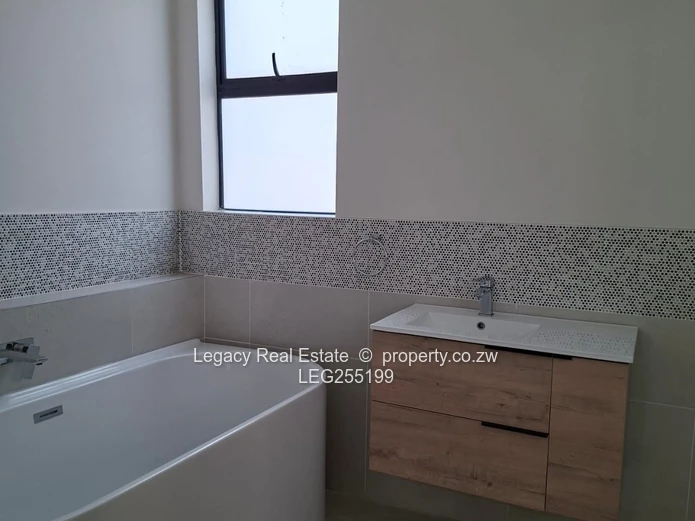 Stylish 3-Bed Garden Flat Greendale with Shade Carport & En-Suite