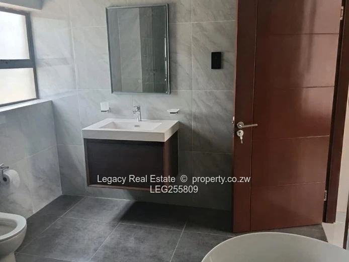 Golden Stairs 3bed duplex - En-suite & Borehole