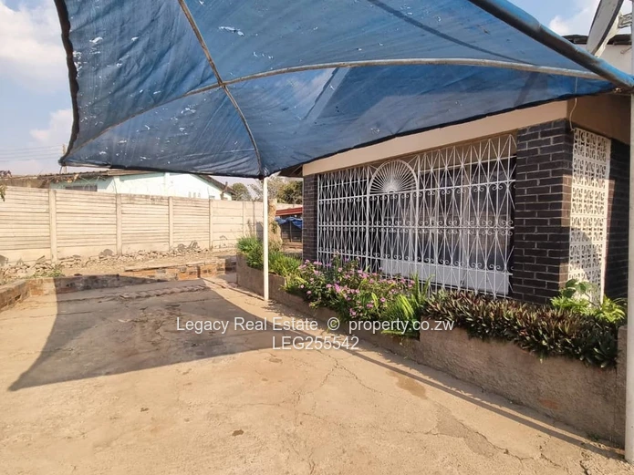 Palm-lined 5-Bed Home on 3000m² in Marimba — Borehole