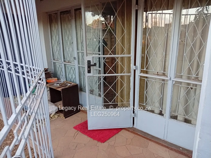 6-Bed Hatcliffe Home - Borehole, Gated Yard & Tiled Kitchen