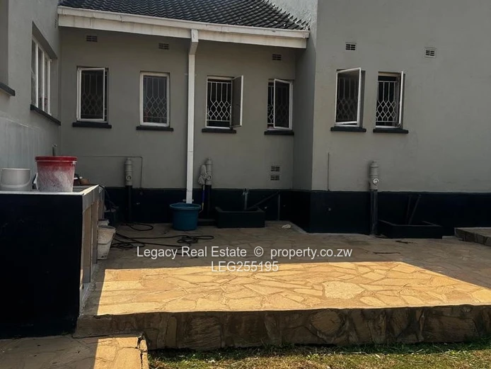 Greystone Park: 4-Bed on 4000m² with Double Garage