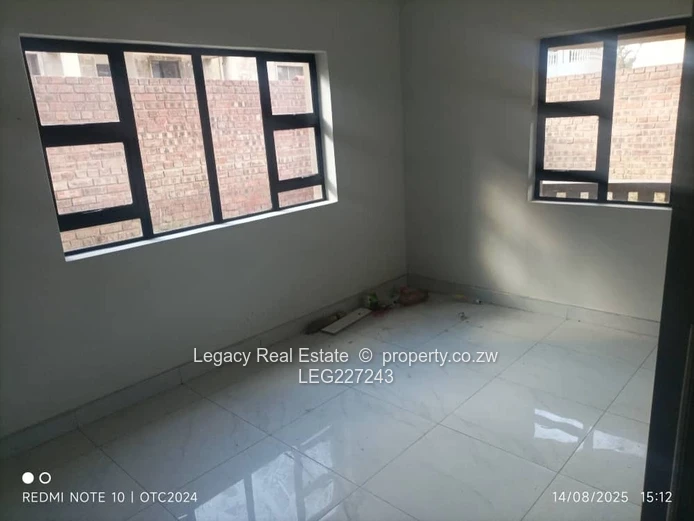 Glen Lorne 3-Bed Garden Flat with Balcony & Paved Yard
