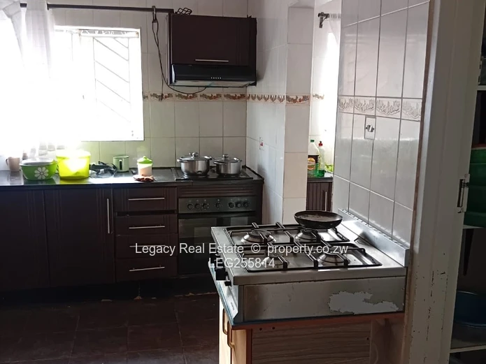 4-Bed Zimre Park House — Fitted Kitchen, Garden & Garage