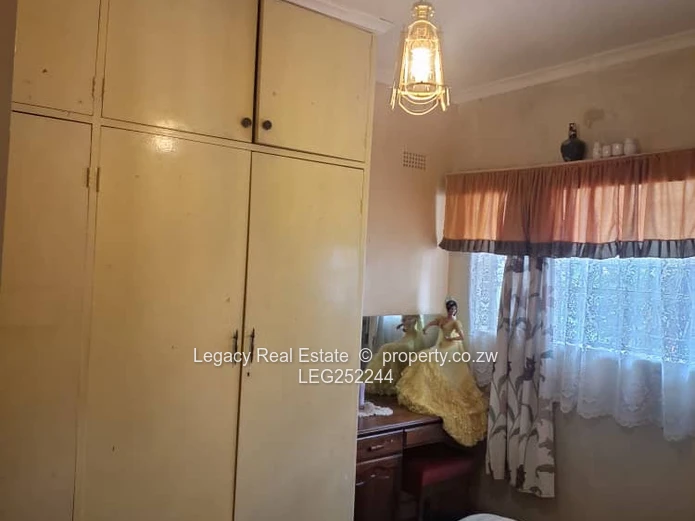 4-Bed Home with Borehole on 4000m² in Waterfalls