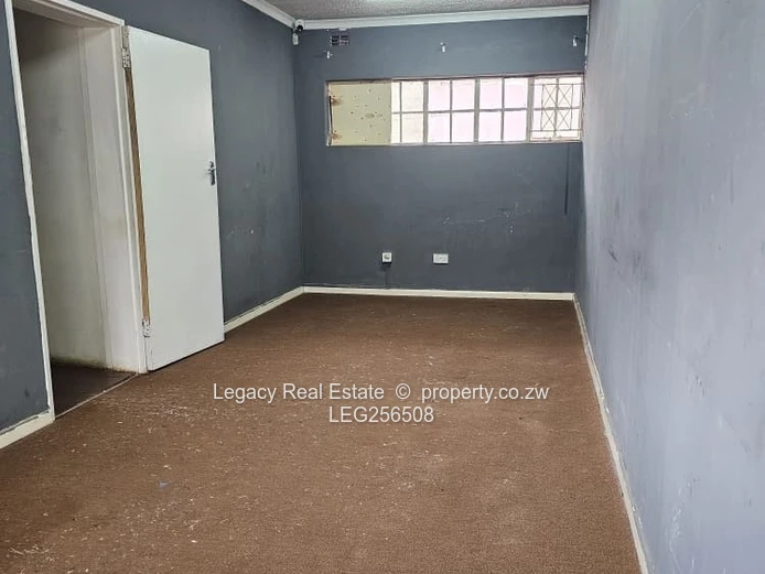 Milton Park 200 sqm Office on 2,000 sqm – Borehole & Workstations