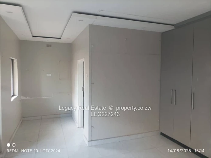 Glen Lorne 3-Bed Garden Flat with Balcony & Paved Yard