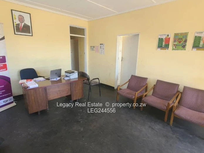 Walled 5-Bed Home in Chitungwiza - Tiled Verandah & En-Suite